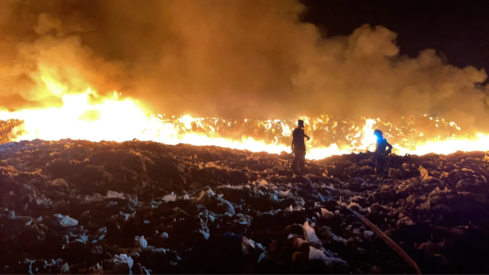 竹縣新豐掩埋場又火警，環保局警示濃煙影響擴及桃市。竹縣消防局提供