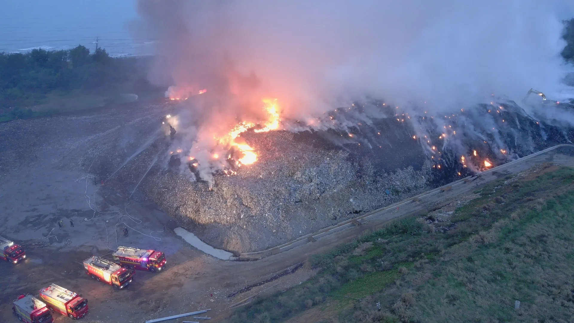 竹縣新豐掩埋場又火警，環保局警示濃煙影響擴及桃市。竹縣消防局提供