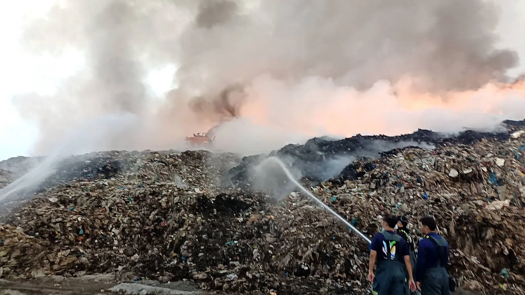 竹縣新豐掩埋場又火警，環保局警示濃煙影響擴及桃市。竹縣消防局提供
