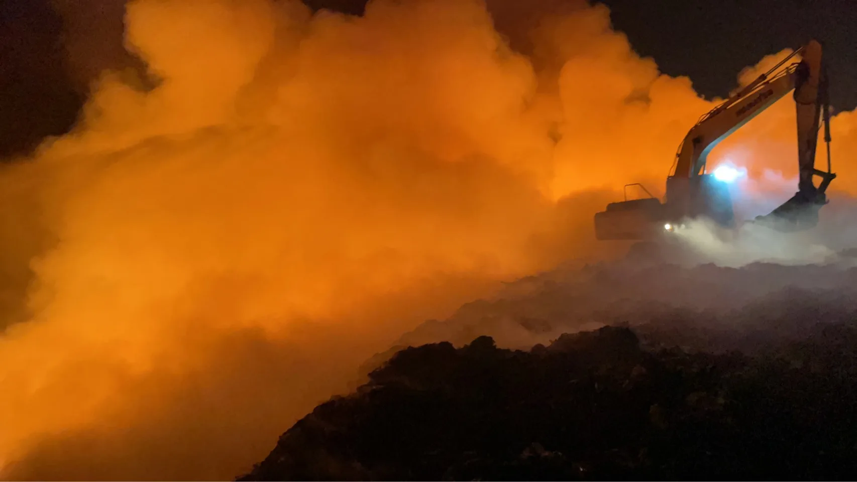 竹縣新豐掩埋場又火警，環保局警示濃煙影響擴及桃市。竹縣消防局提供