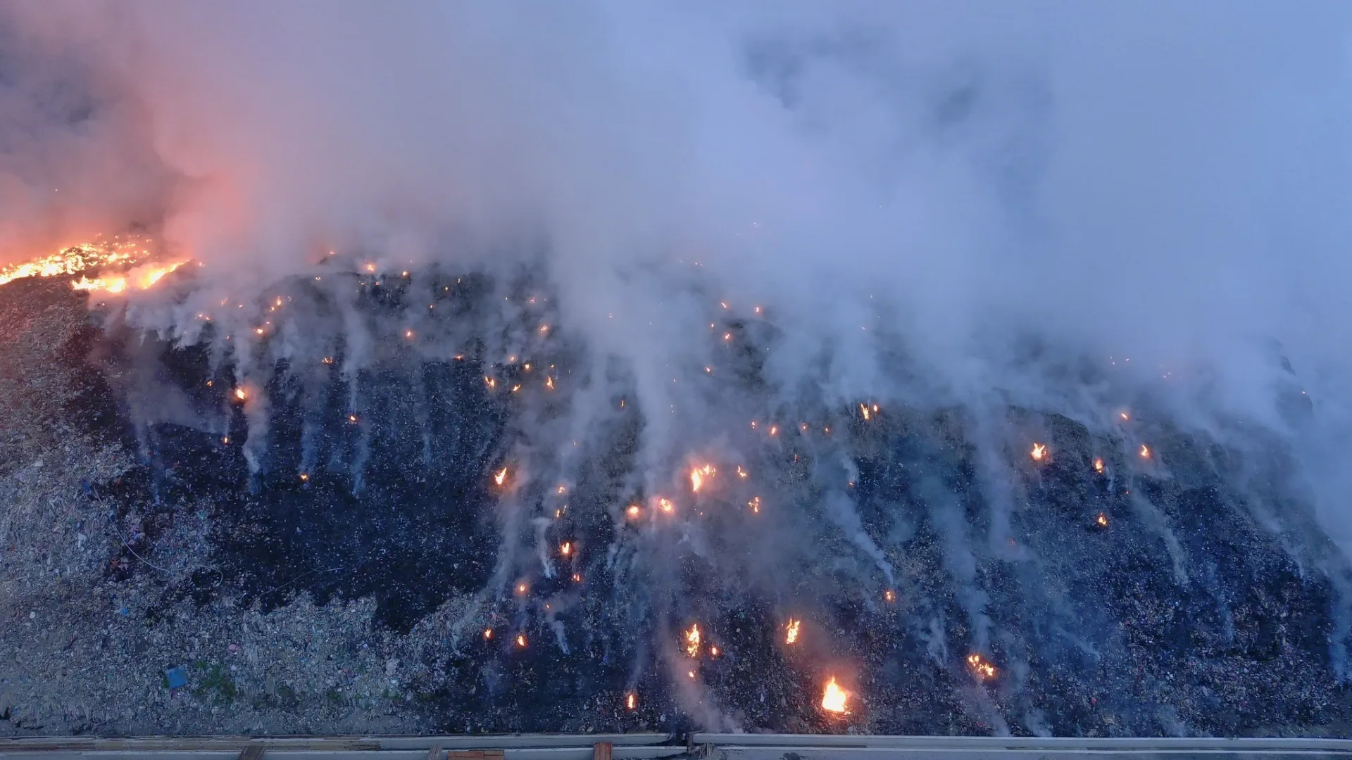 竹縣新豐掩埋場又火警，環保局警示濃煙影響擴及桃市。竹縣消防局提供
