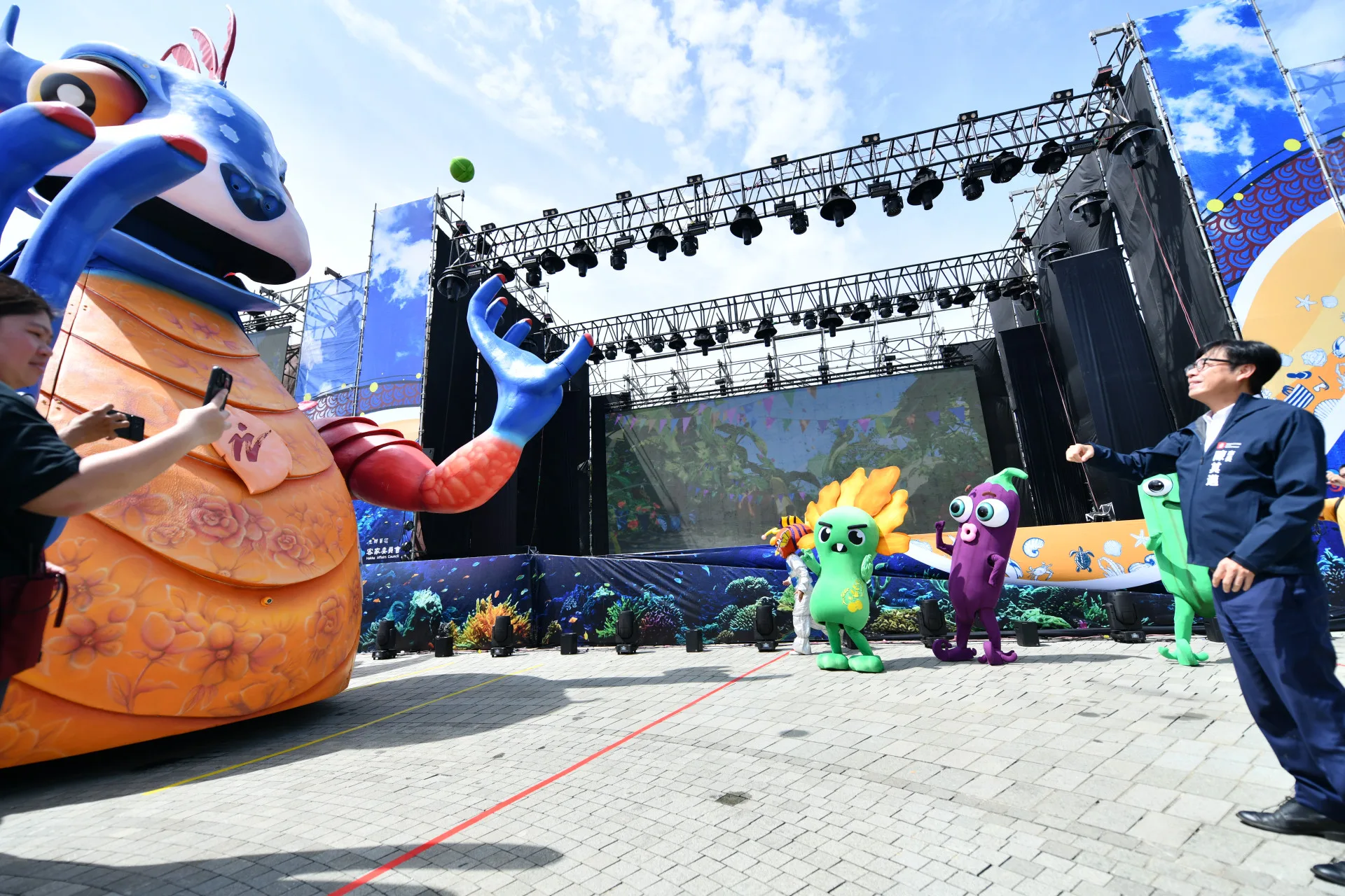 高雄市長陳其邁體驗將「油甘果」投入「燈燈國王」口中。紙風車劇團提供