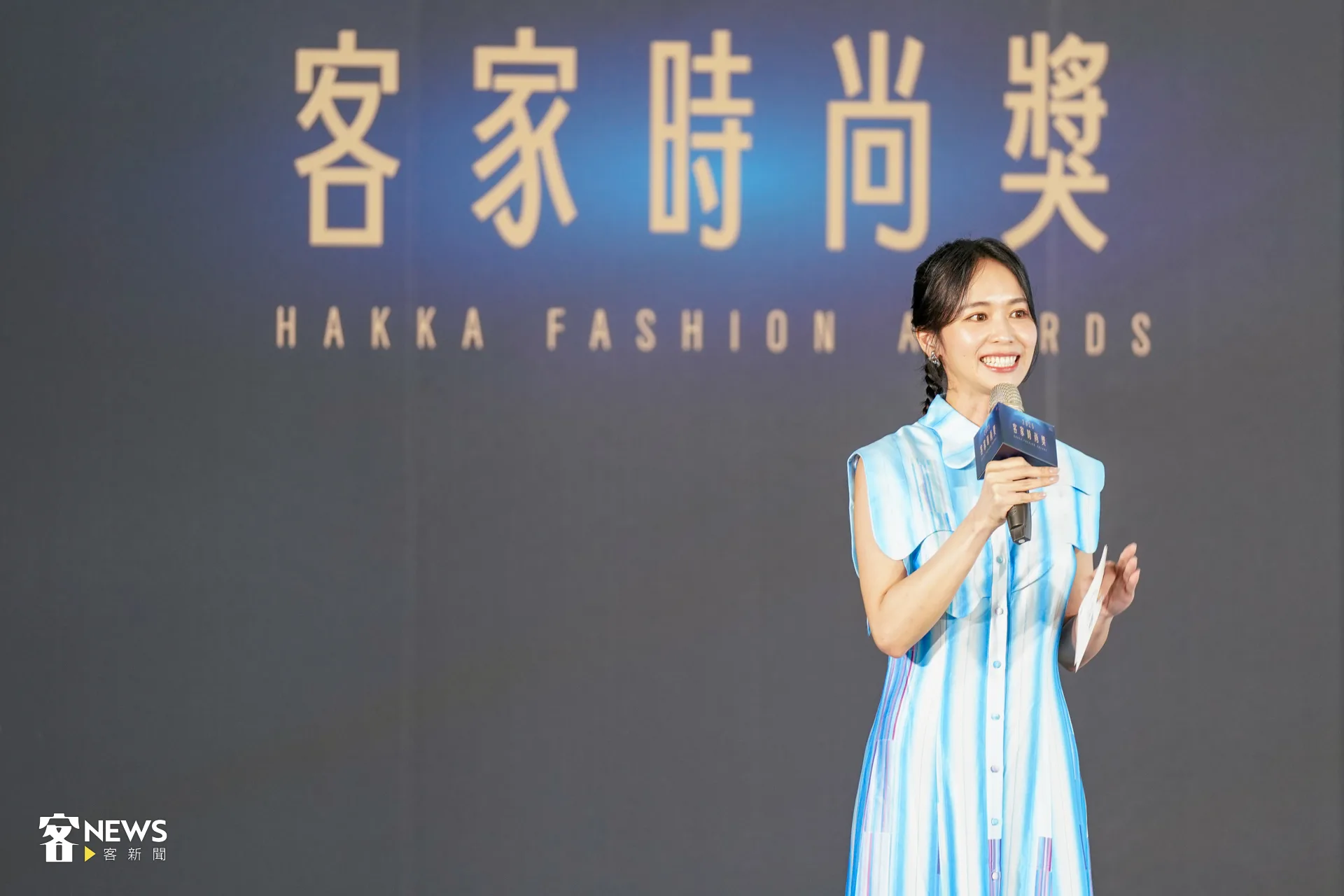 主持人陳明珠現場教學5R的客語。洪藝晅攝