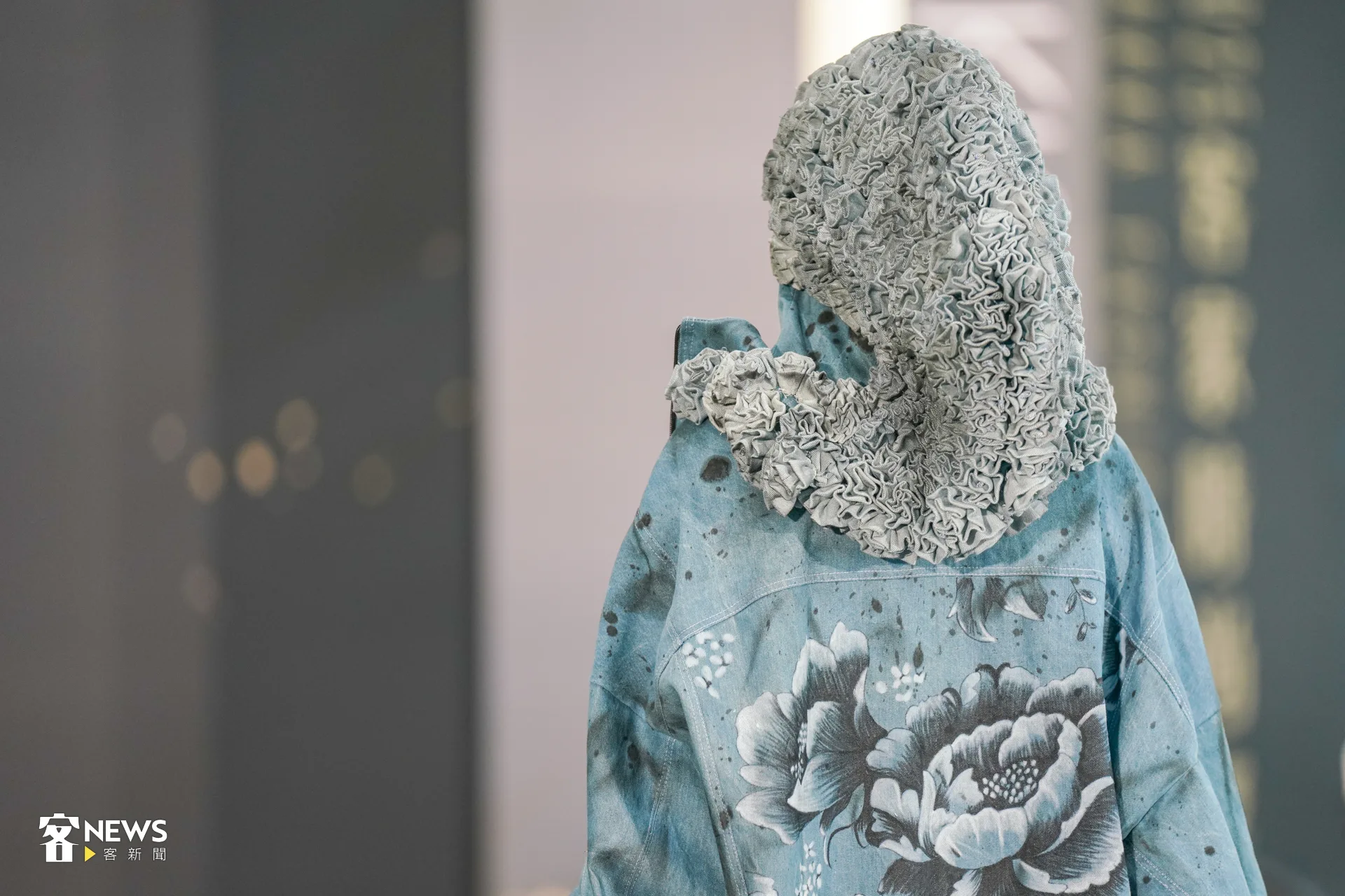 學生組冠軍作品「Blue Roots」,作者歐修維分享,頭頂花蕊需要慢慢縫製。洪藝晅攝