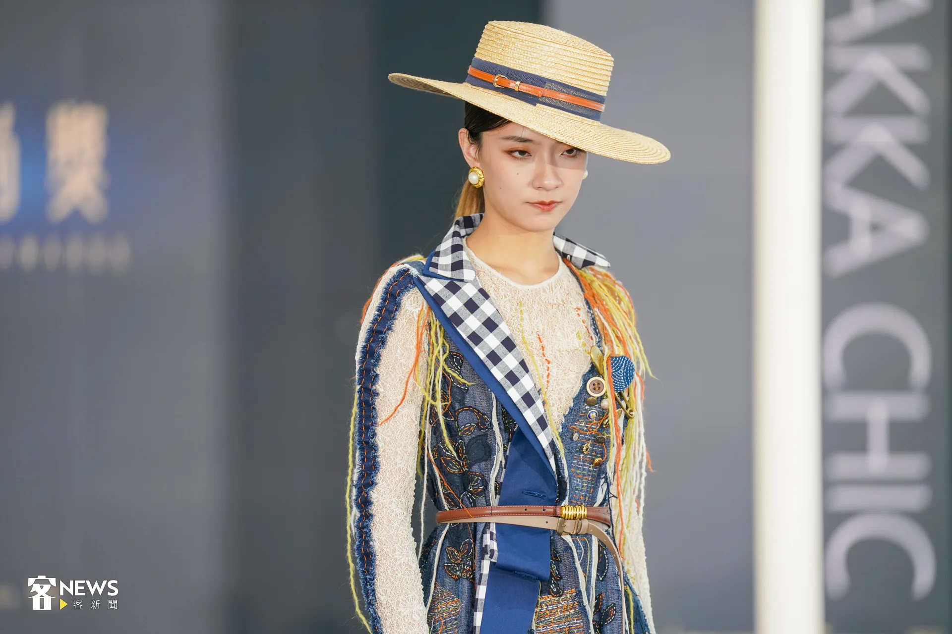 「桐花·縫記Threads of Memory」將工廠回收的蕾絲布片縫在回收單寧布上,也採用桐花元素。洪藝晅攝