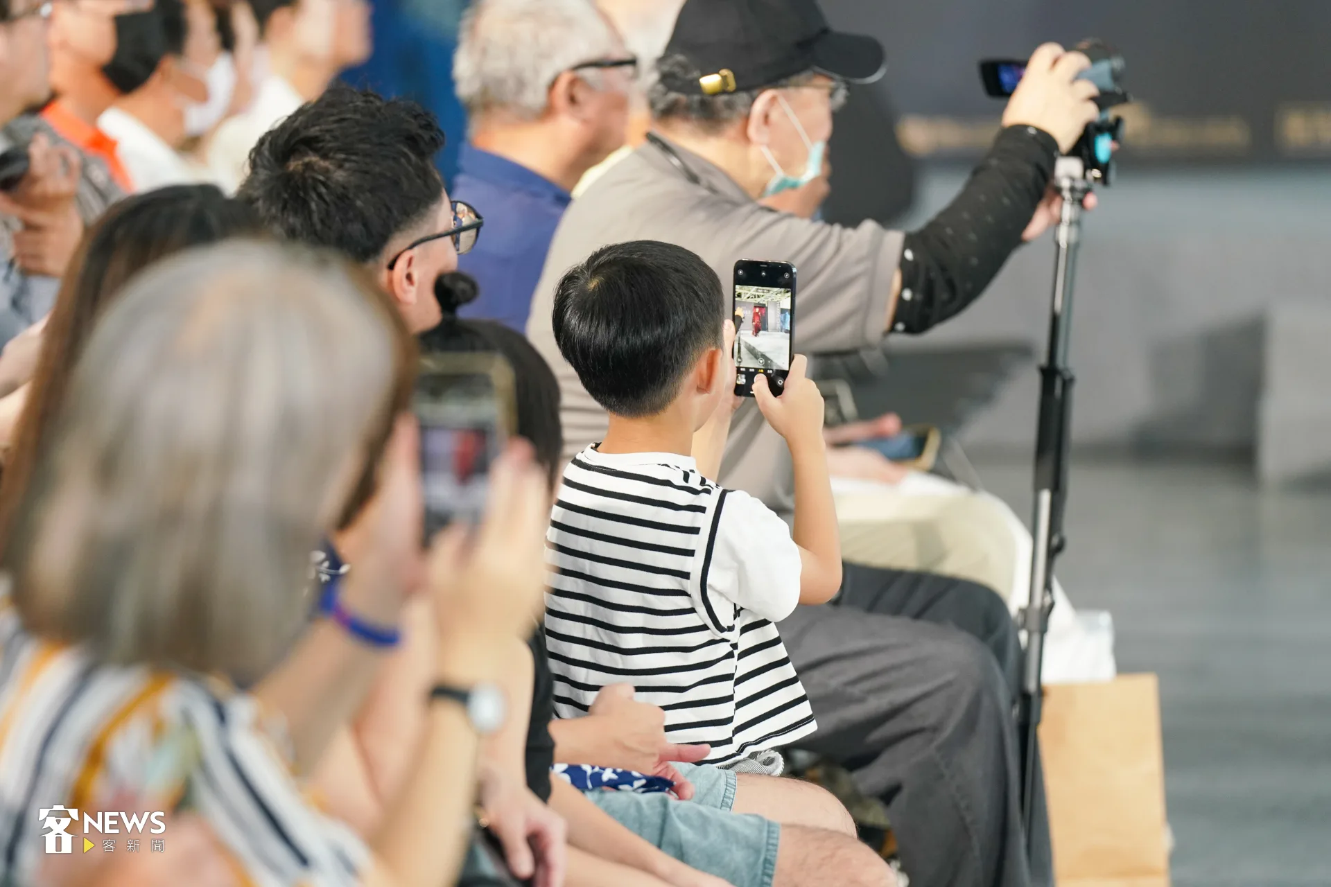 決賽現場座無虛席,身穿參賽服裝的模特一走上伸展台,台下觀眾便紛紛拿起手機拍攝。洪藝晅攝