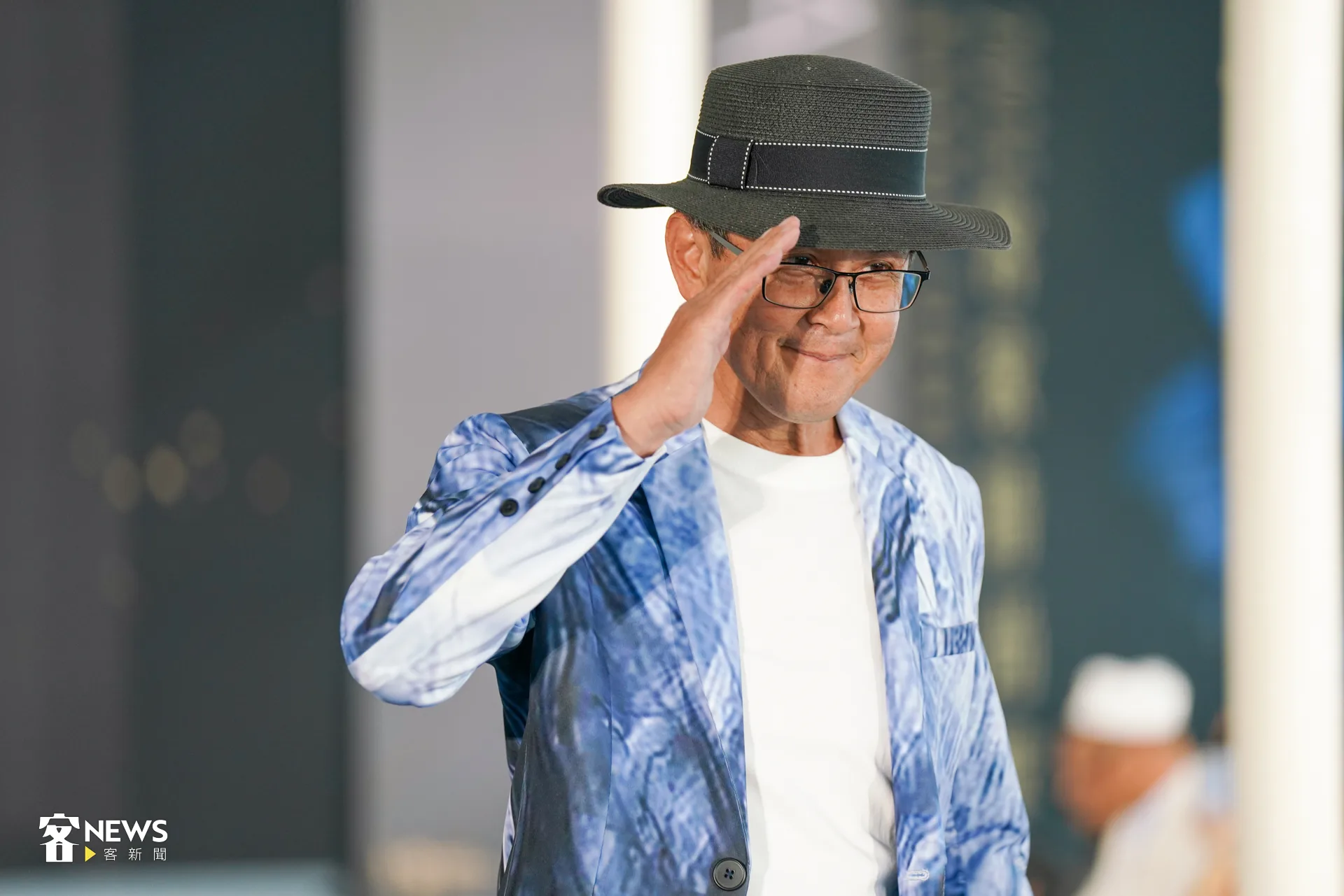 臺北市客家事務委員會主委吳文德笑稱對身上服裝「很中意」。洪藝晅攝