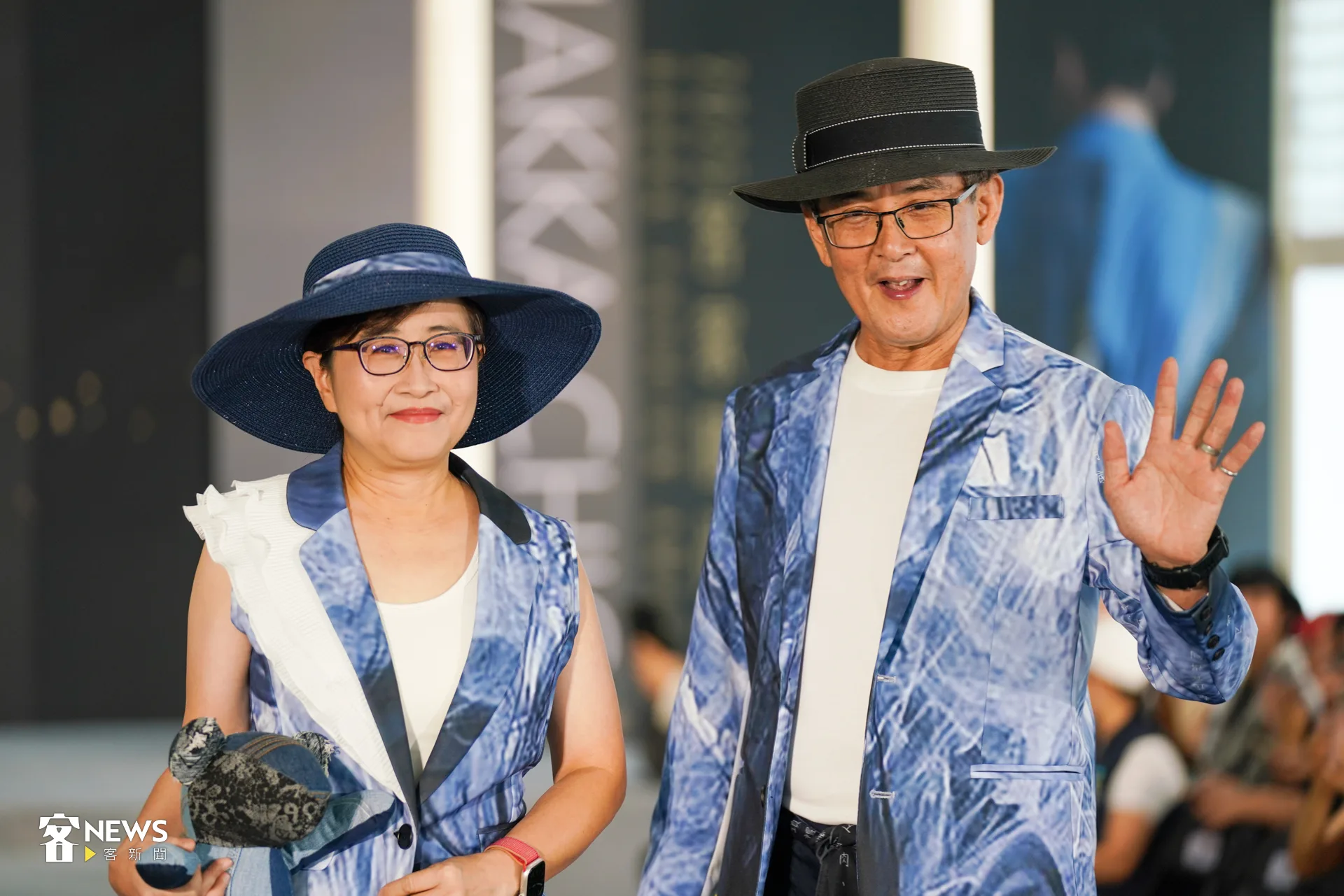 決賽現場副市長林奕華(左)與北市客委會主委吳文德(右),穿著設計師以永續概念打造的服飾走秀。洪藝晅攝