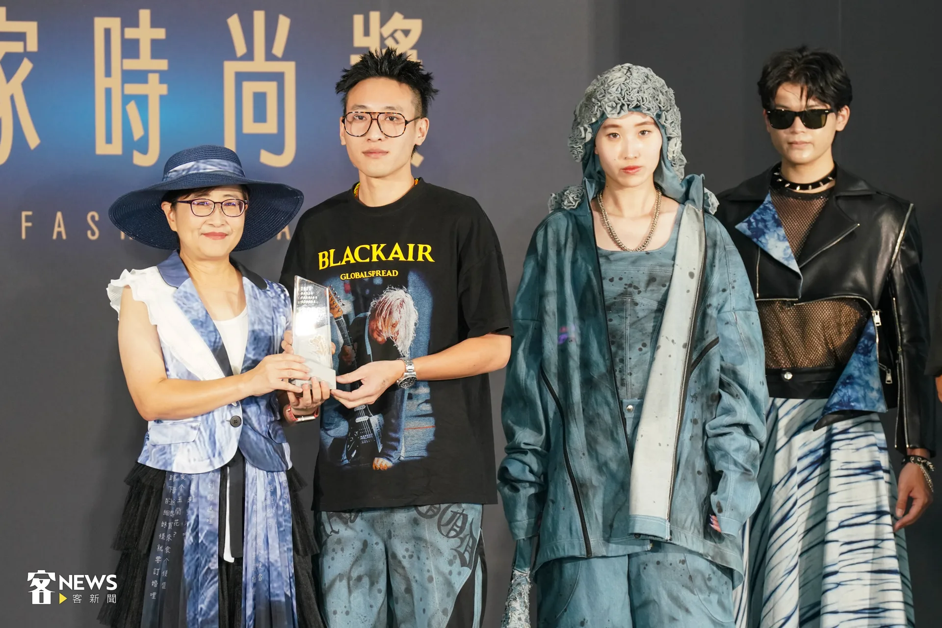 學生組冠軍作品「Blue Roots」,作者歐修維分享,頭頂花蕊需要慢慢縫製。洪藝晅攝