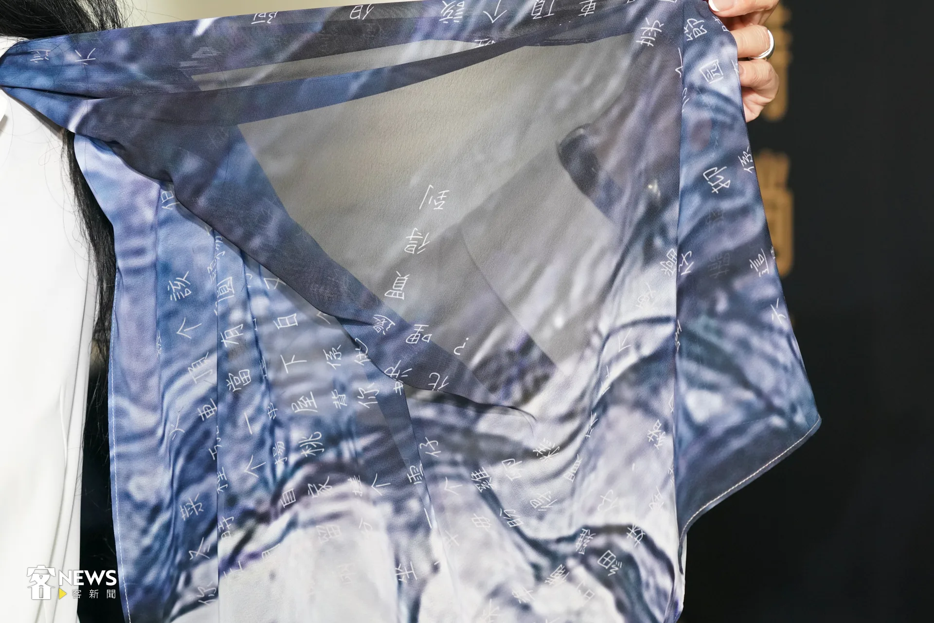 黃秀瑾分享,除了應用數位藍染,還使用客家文學,衣服上有客家詩詞,希望設計師可以多了解客家文化,應用客家文學貫穿於時尚中。洪藝晅攝