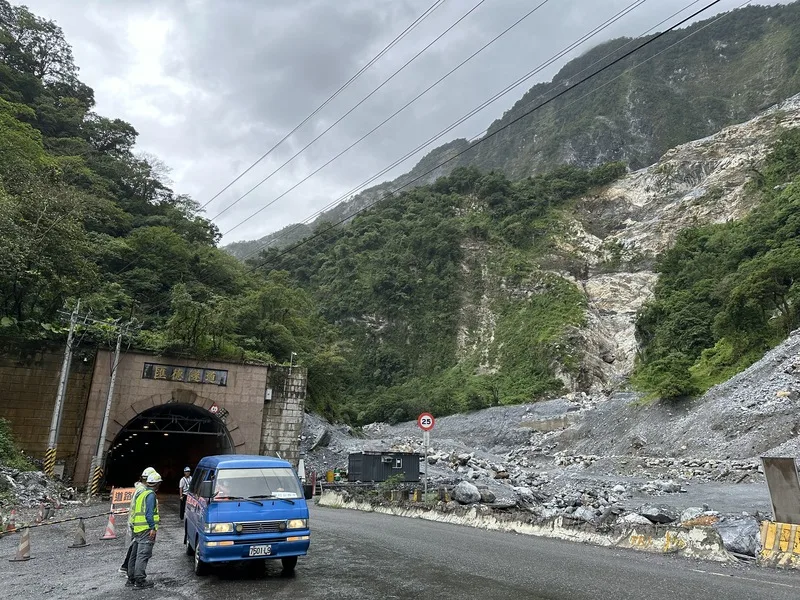 蘇花公路因0403地震及去年凱米颱風災害及後續強降雨影響，造成台9線和仁至崇德路段多處邊坡崩塌及土石流災情，工務段全力搶災；其中匯德隧道北口161.3K石公溪土石流公路局加強治理。中央社