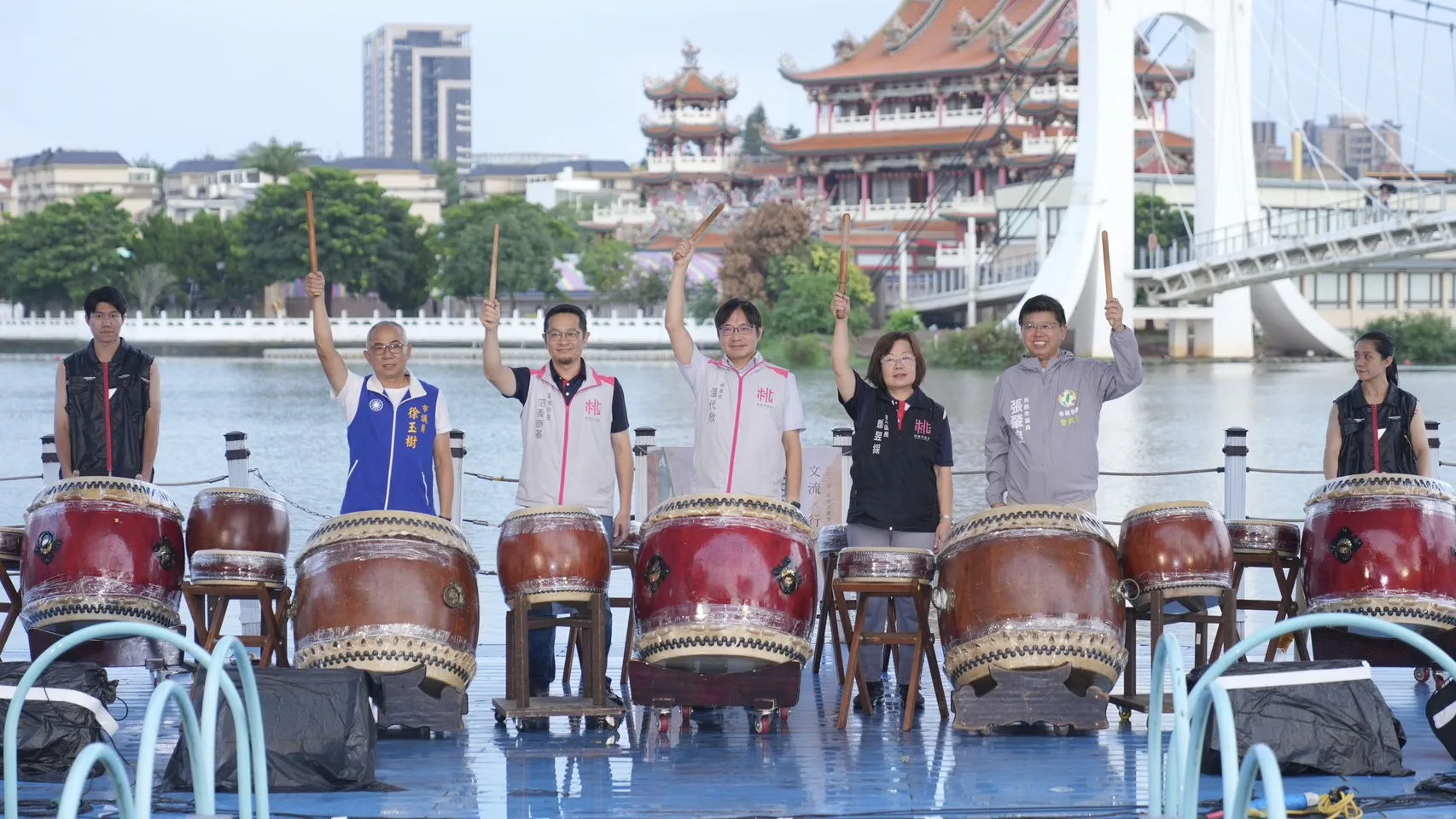 「2025好客文藝季─文流X行動」文學盛宴20日晚間在龍潭大池水岸休憩廣場登場。桃園市政府提供