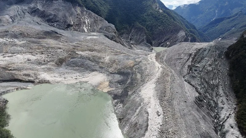 颱風樺加沙影響，花蓮山區累積雨量經評估恐導致馬太鞍溪堰塞湖蓄水達壩頂而溢流，對下游地區構成威脅；縣府22日強制撤離約1800戶。圖為馬太鞍溪堰塞湖空拍。林保署花蓮分署提供