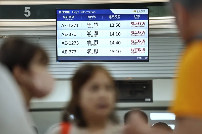 颱風樺加沙襲台，除了22日停飛花東航班外，立榮航空及華信航空再宣布22日中午過後，台灣本島往返離島航班取消，圖為台北松山機場國內線櫃檯，電子看板國內線航班全部取消。中央社