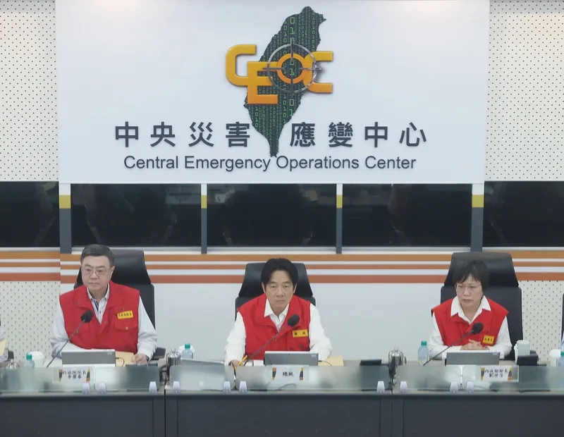 颱風樺加沙襲台，22日中午暴風圈觸及恆春半島陸地，總統賴清德（中）下午偕同行政院長卓榮泰（左）視察中央災害應變中心。右為內政部長劉世芳。中央社