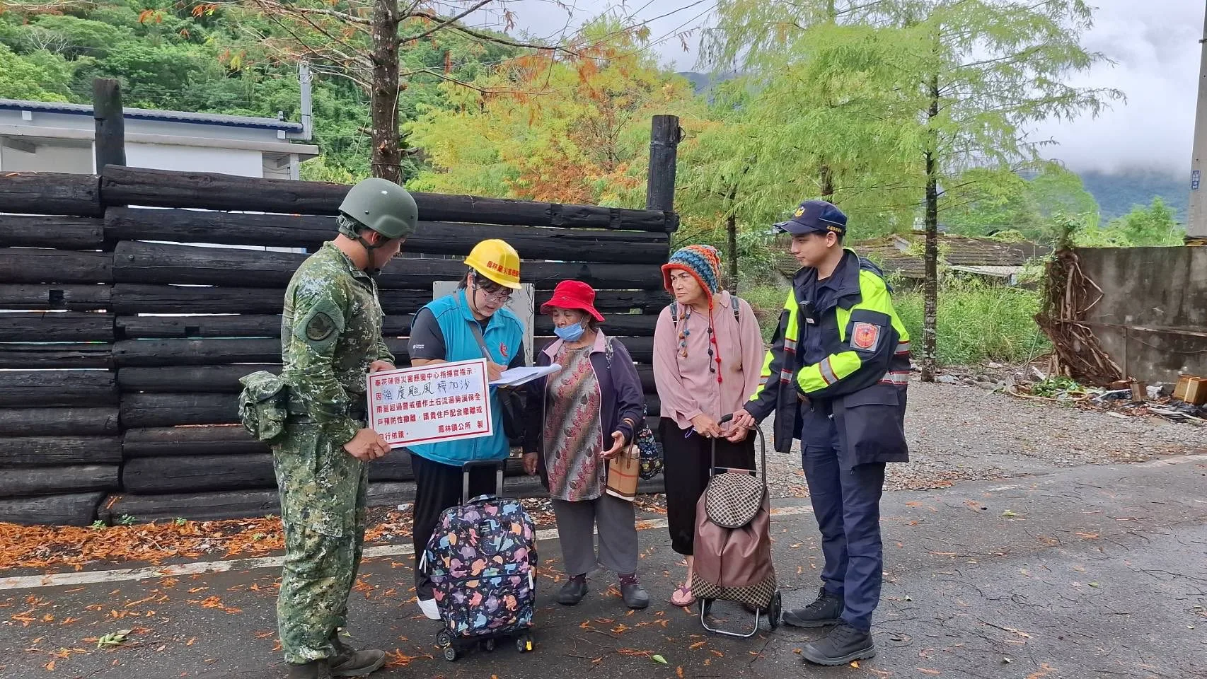 花蓮馬太鞍溪堰塞湖目前壩頂可能於24日溢流，上午已啟動3鄉鎮、1800戶撤離作業。鳳林鎮公所提供