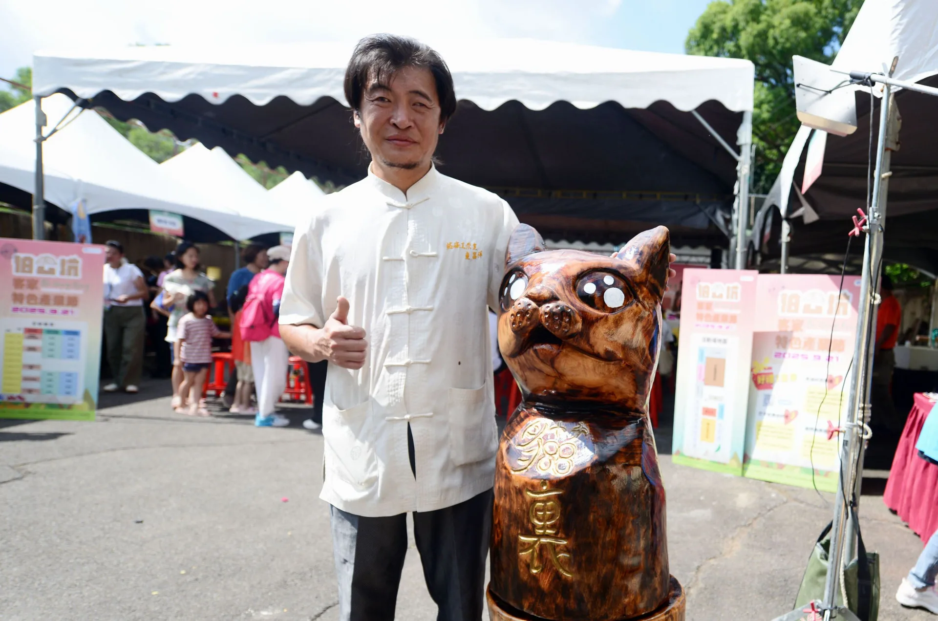 三義木雕師傅童富祥雕刻的可愛貓咪。苗栗縣政府提供