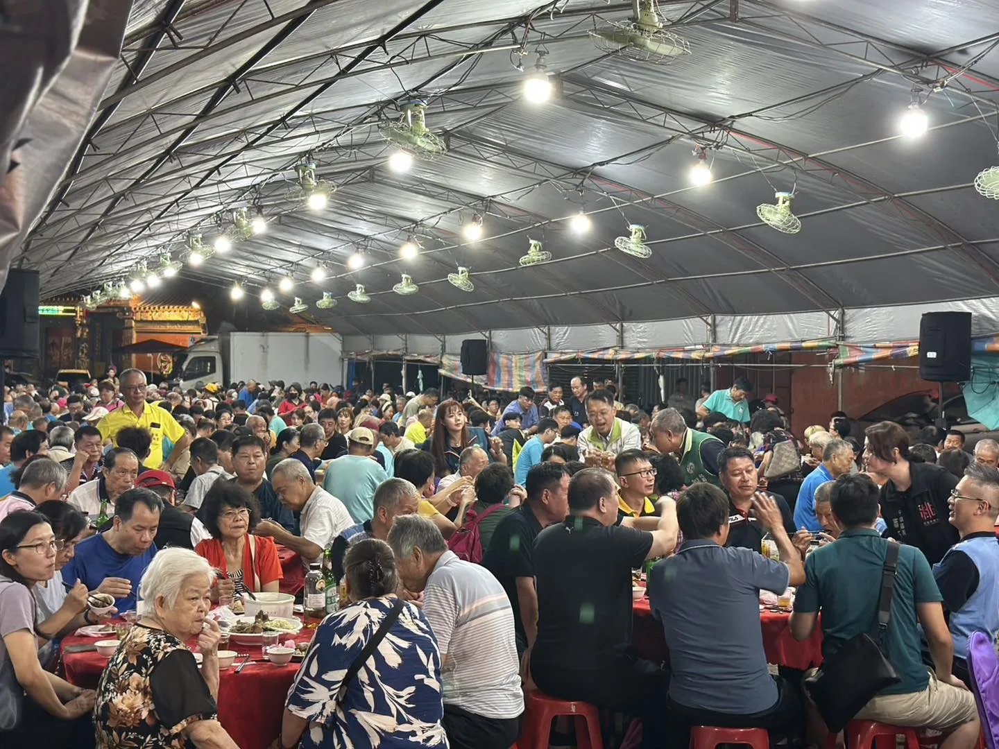 桃園市平鎮區舉辦的「農畜產好食節」已走過20年歷史，19日晚間在建安宮熱鬧登場，席開60桌，以辦桌形式展現桃園飲食之美。桃園市政府農業局提供