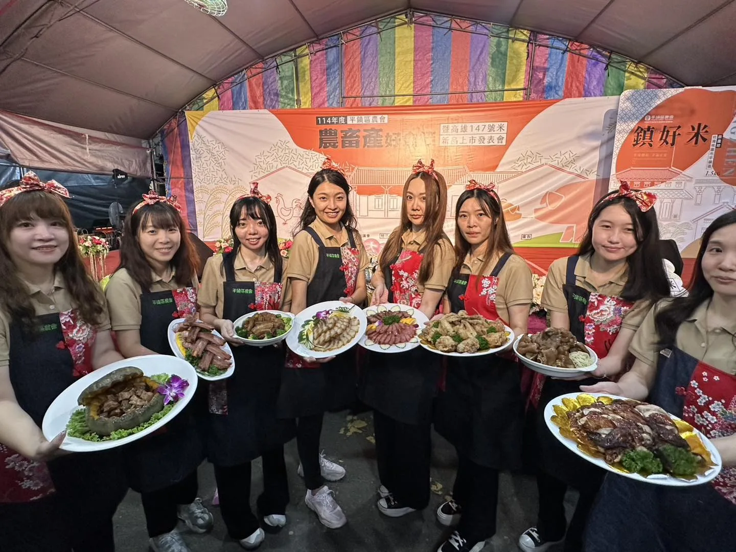 現場農會職員帶來趣味「上菜秀」，精心端出10道在地佳餚，包括酸菜豬肚排骨湯、碧綠豬腳拌麵線、桔醬香黃金半雞、客家鹹豬肉等。桃園市政府農業局提供