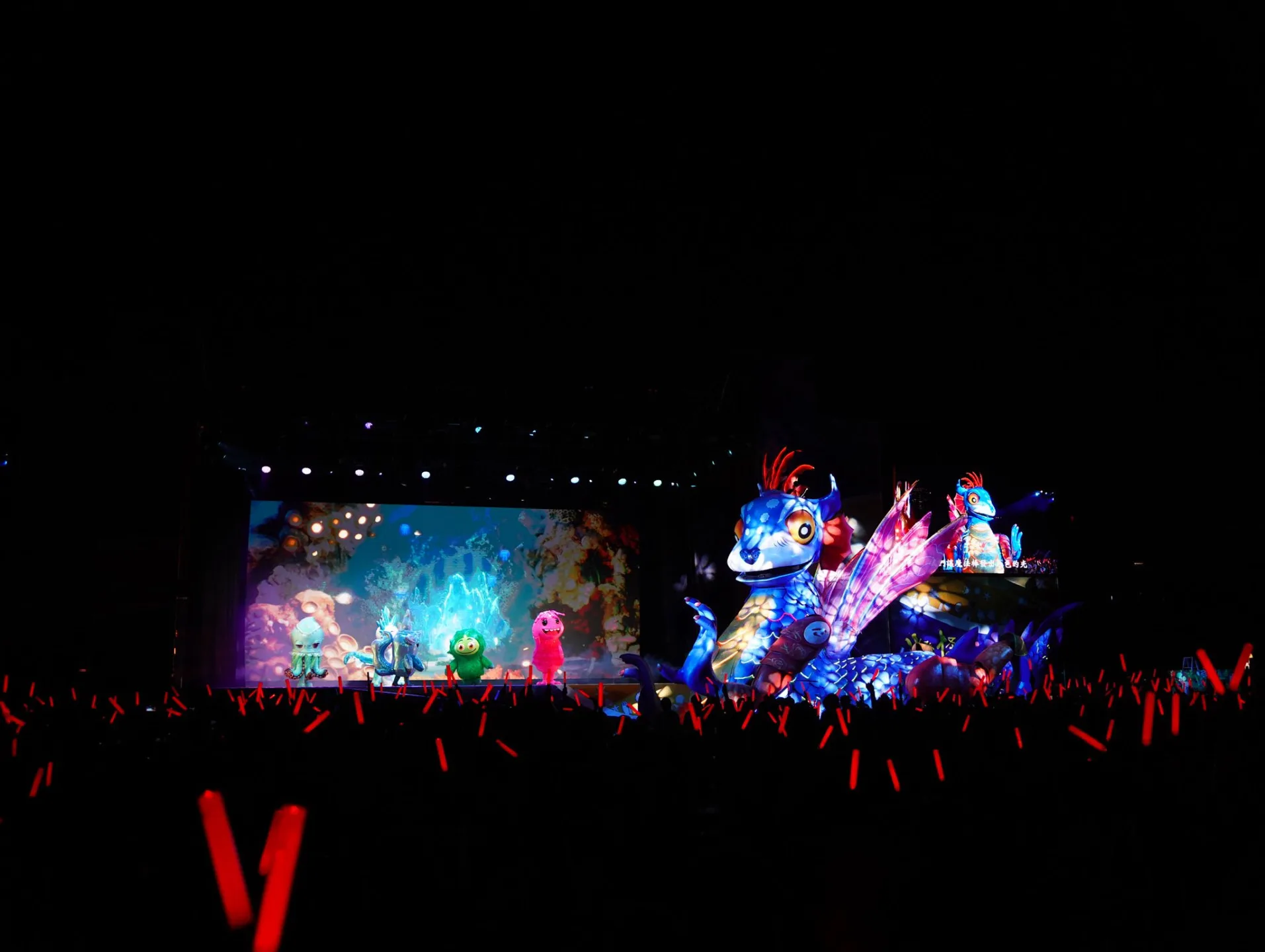 燈怪現身，大小朋友舉起螢光棒高喊，現場氣氛宛如偶像演唱會。翻攝自紙風車劇團FB