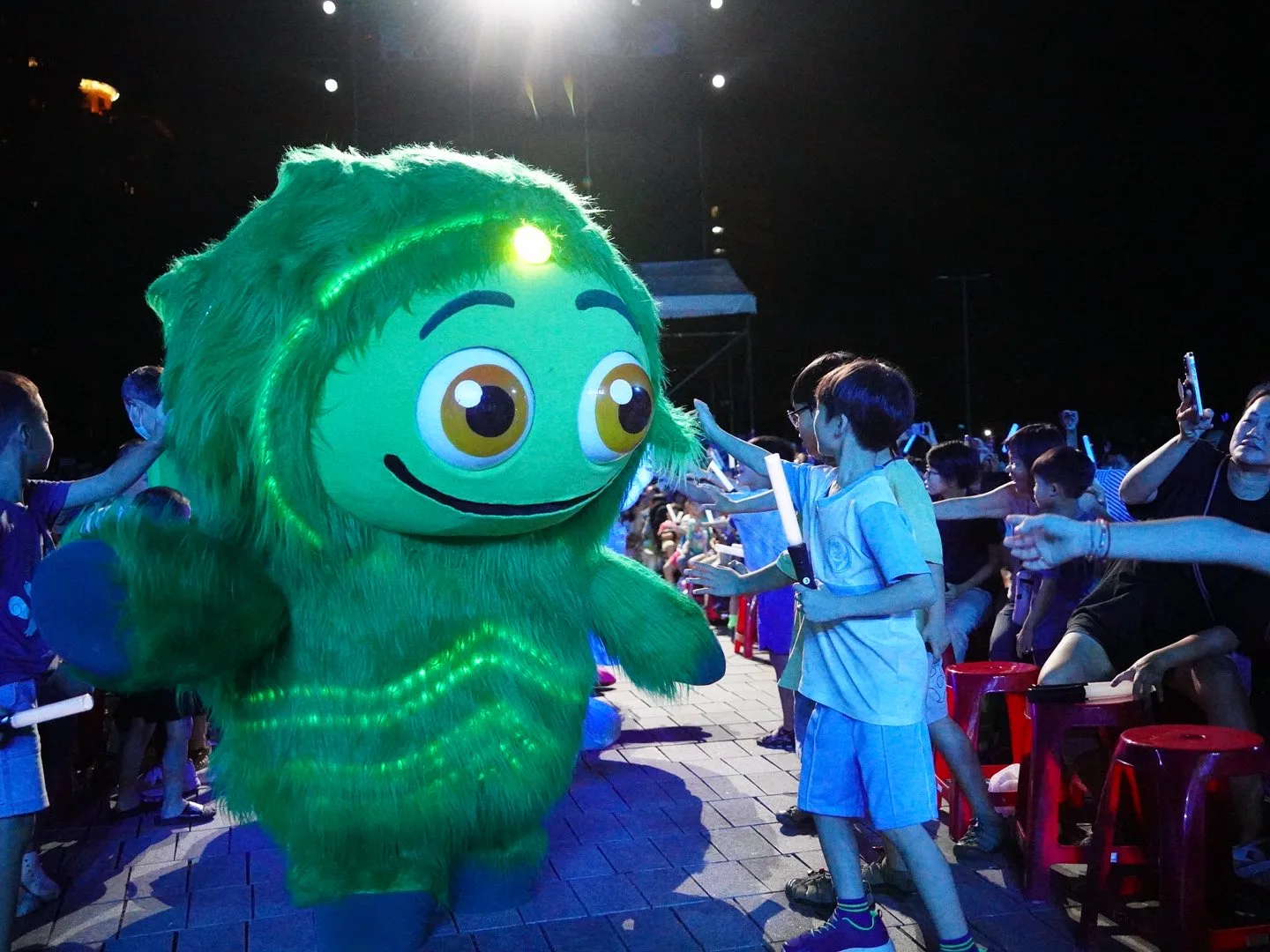 瓜族、燈族角色與大小朋友台下互動。翻攝自紙風車劇團FB