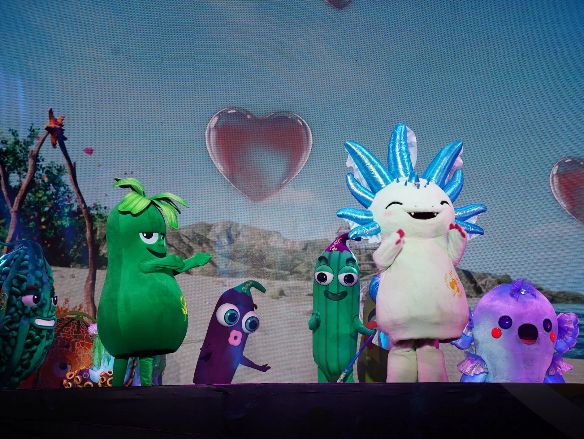 15隻「瓜族」「燈族」呆萌亮相，吸引大小朋友進入「燈怪宇宙」。翻攝自紙風車劇團FB