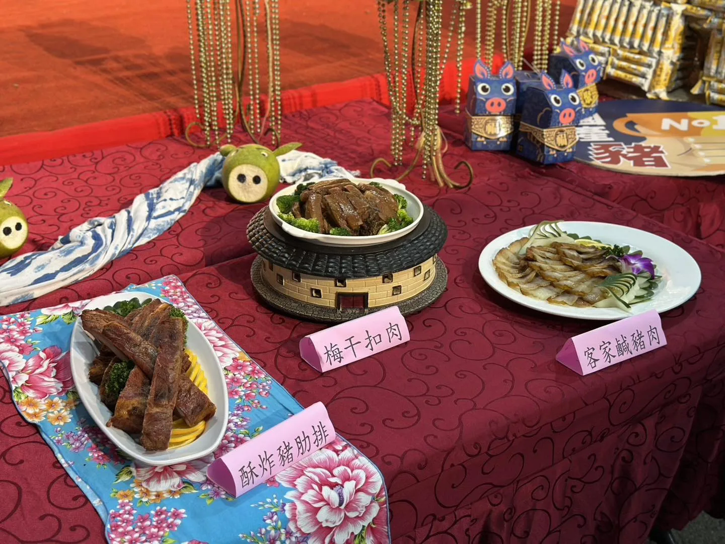 現場農會職員帶來趣味「上菜秀」，精心端出10道在地佳餚，包括酸菜豬肚排骨湯、碧綠豬腳拌麵線、桔醬香黃金半雞、客家鹹豬肉等。桃園市政府農業局提供