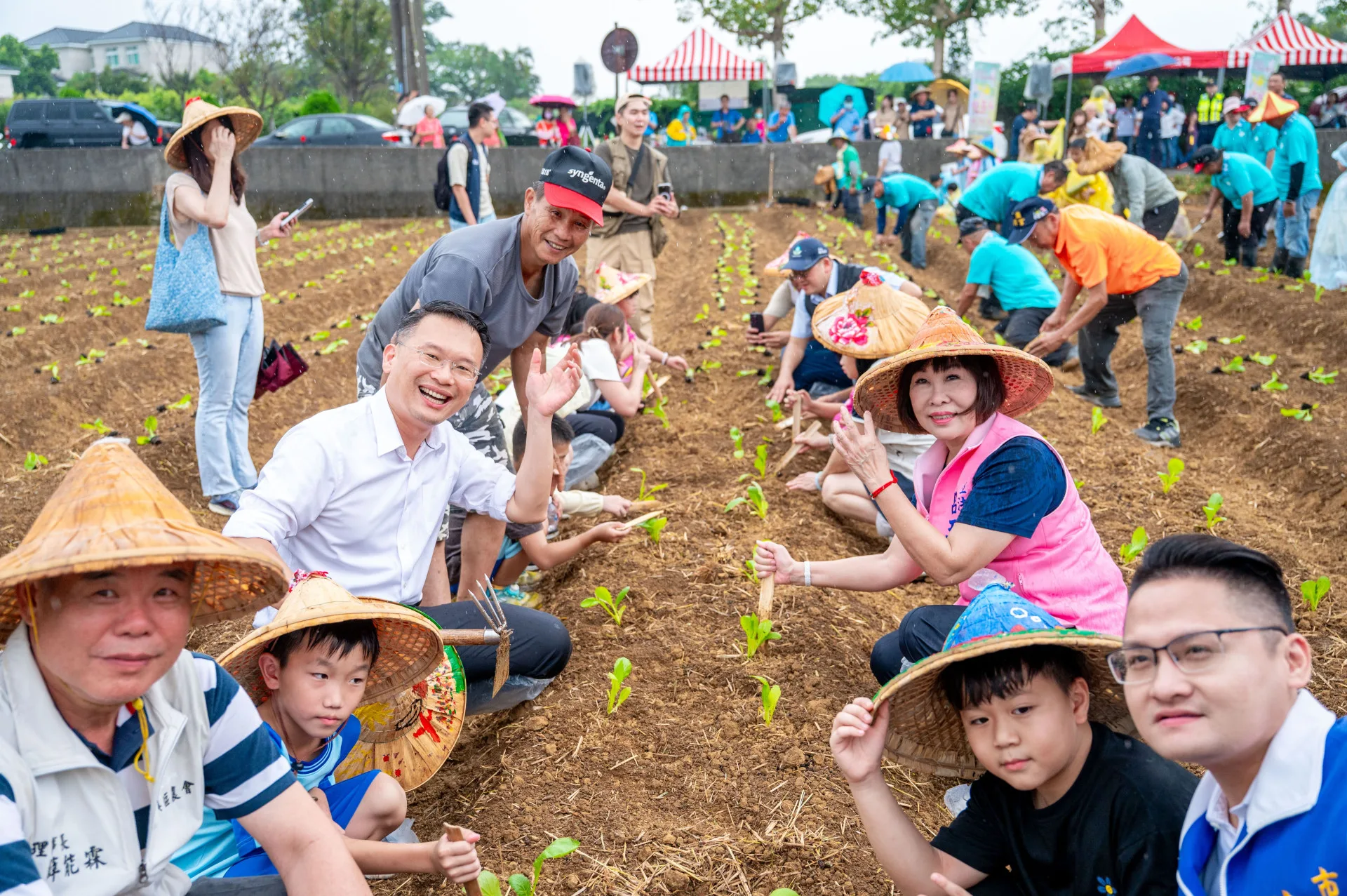 蘇俊賓與南勢國小及山峰國小學童一同下田種植芥菜，讓更多小朋友認識芥菜百變的價值。桃園市政府提供
