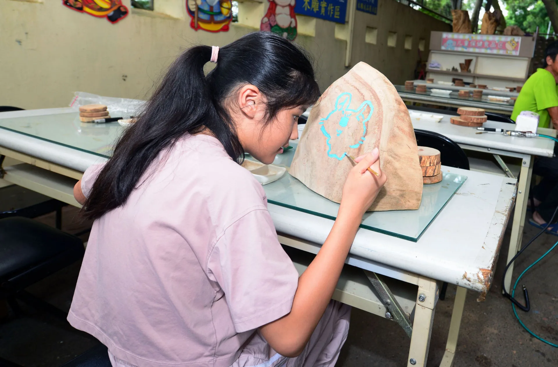 小朋友體驗木藝刻製與彩繪。苗栗縣政府提供