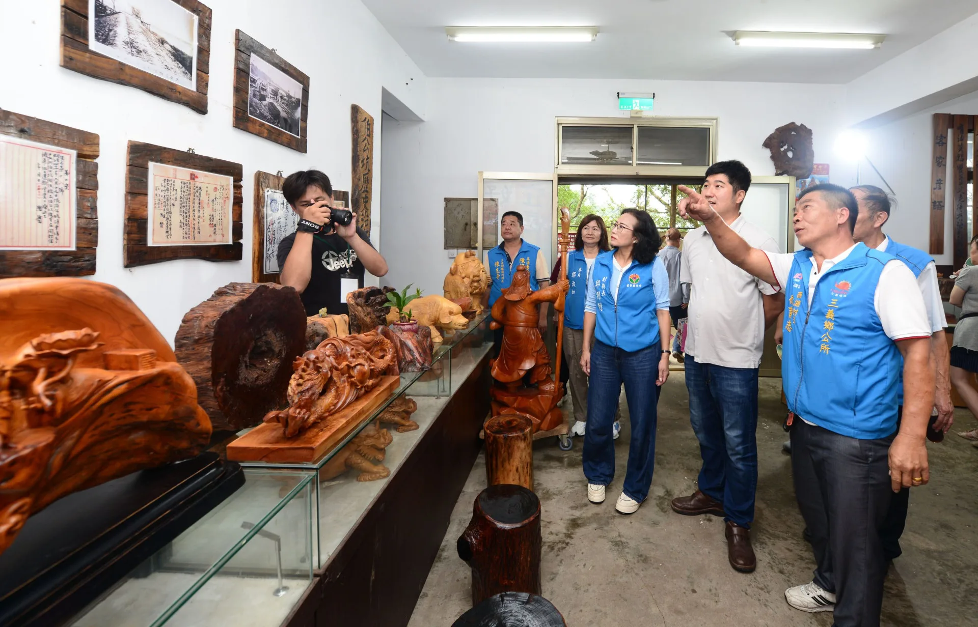 副縣長邱俐俐與客委會副主委邱星崴欣賞木雕作品。苗栗縣政府提供