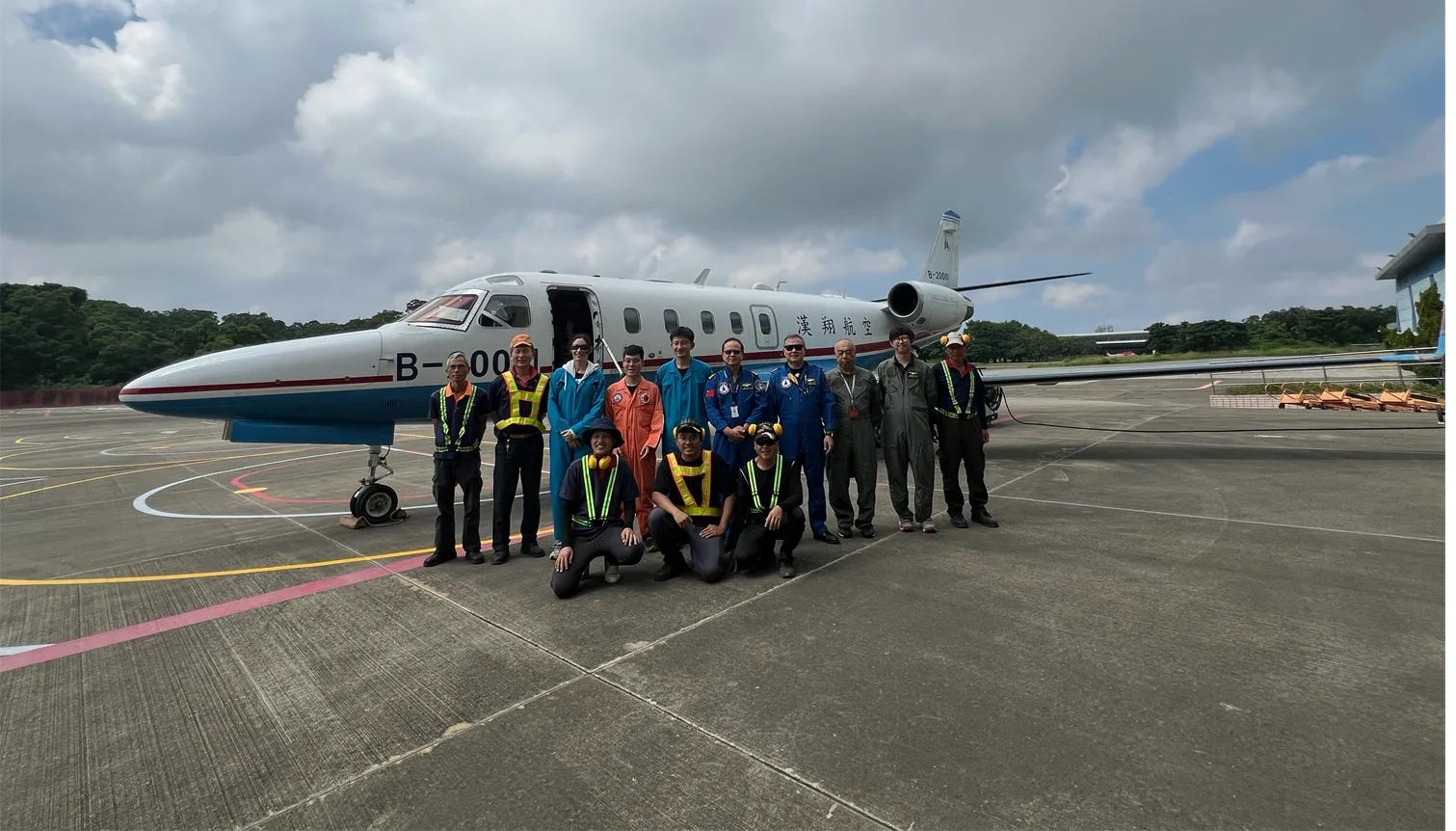 21日上午追風計畫,執行任務人員登機前合影。氣象署提供