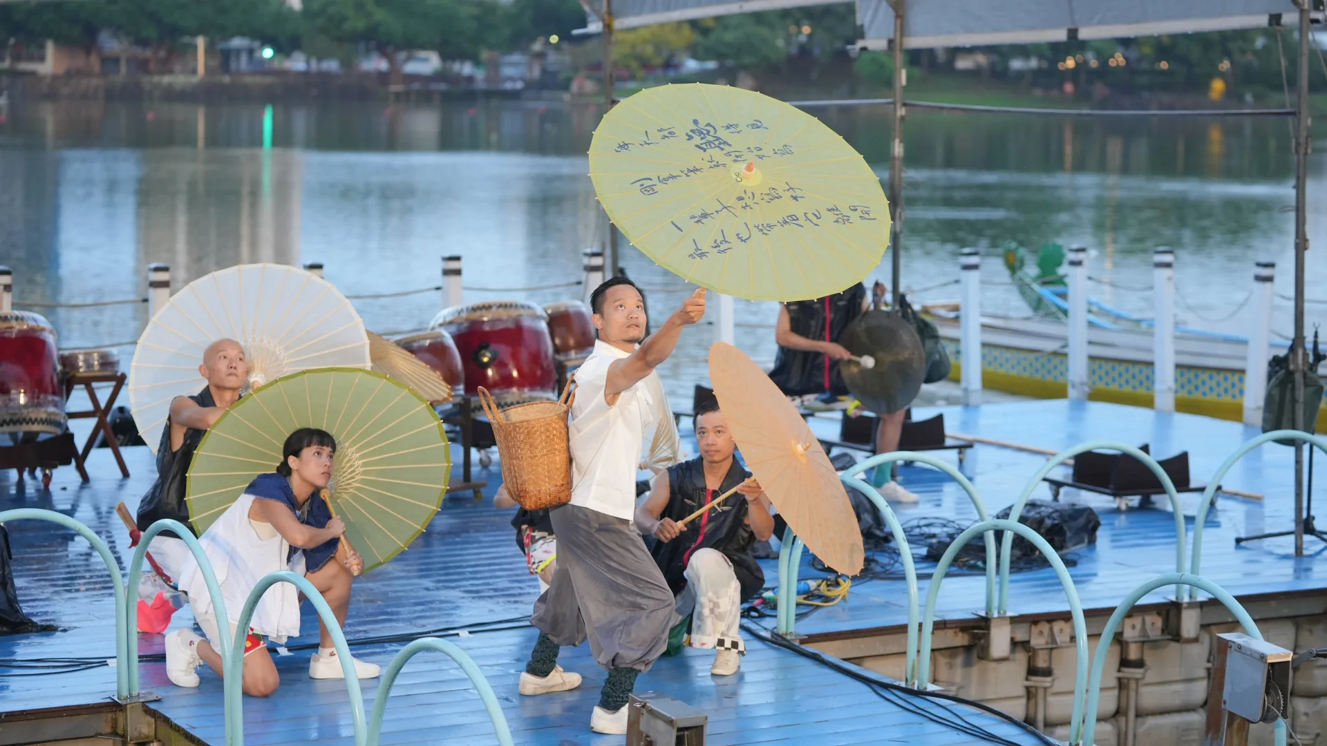 莫比斯圓環創作公社帶來四幕沉浸式劇場《大池乘光》,詮釋客家文學脈絡。桃園市政府提供