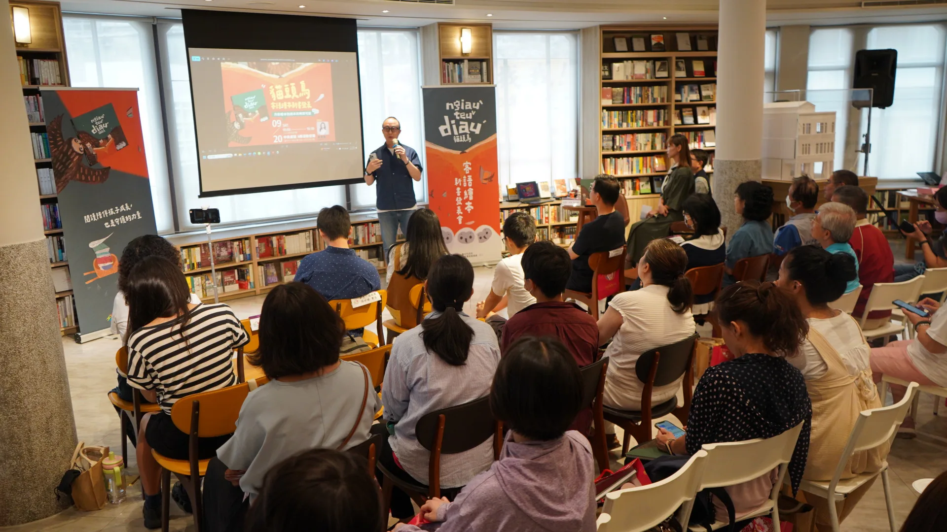 黎歐創意總監王志中分享挖掘在地故事並轉譯成為繪本的過程。台中市客委會提供