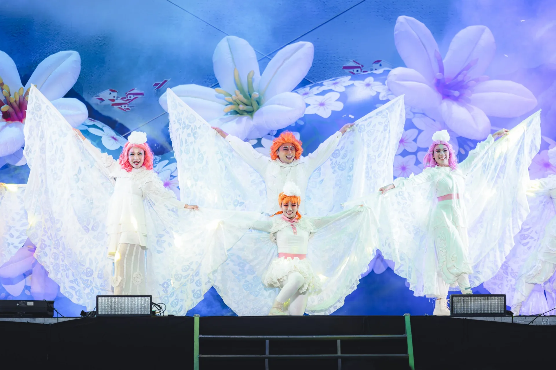 紙風車劇團《寶莉回家》以颱風故事為背景,結合客華雙語、客家歌謠、舞蹈、雜耍與特技,帶領孩子體驗兼具趣味與教育冒險旅程。台南市政府提供