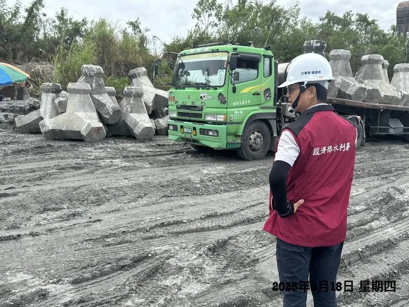 颱風樺加沙逼近，監測單位預估花蓮馬太鞍溪堰塞湖累積雨量可能達溢流水位，第九河川分署完成下游太空包加高、預佈混凝土塊及搶險機具等因應措施。