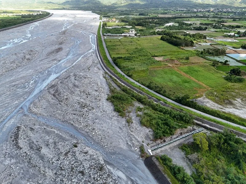 颱風樺加沙逼近，監測單位預估花蓮馬太鞍溪堰塞湖累積雨量可能達溢流水位，水利署第九河川分署針對馬太鞍溪下游開口堤封堵。
