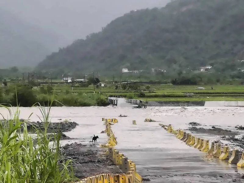 花蓮山區累計雨量已逾200毫米,富里鄉崙天便道19日才修復通車,23日再度沖毀。富里鄉公所提供