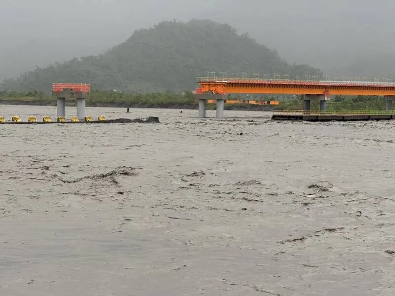 花蓮山區累計雨量已逾200毫米,橫跨秀姑巒溪的玉里高寮便道,上週才修復通車,23日再度遭大水沖毀。玉里鎮公所提供