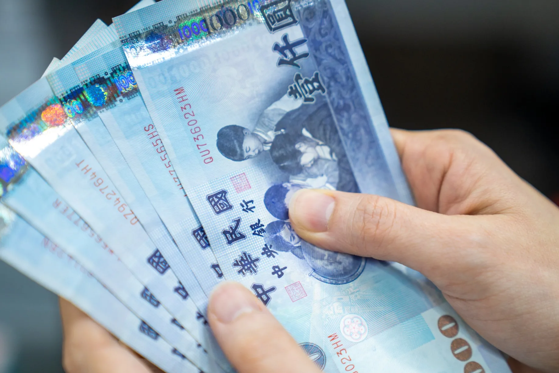 財政部業務報告說明，將依韌性特別條例第9條規定，於特別預算公布後1個月內開始執行普發現金發放作業，並於7個月內發放完畢。客新聞資料照