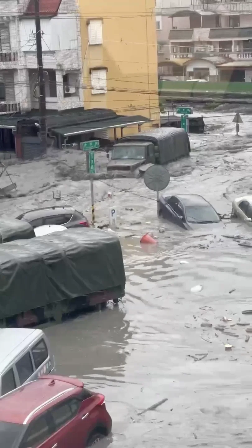 馬太鞍溪堰塞湖溢流,連大卡車都被沖走。