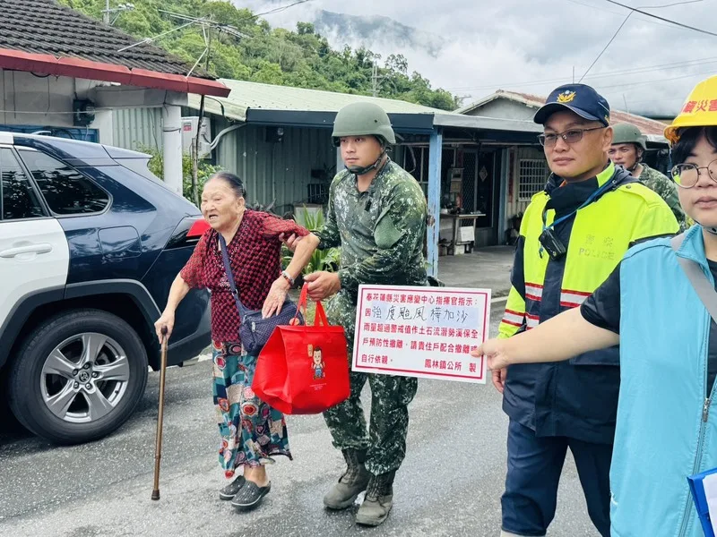 馬太鞍溪上游堰塞湖預估23日上午溢流，受影響下游包括鳳林、萬榮及光復3鄉鎮居民，共1837戶、6800多人撤離，軍警協助民眾預防性撤離。鳳林鎮公所提供