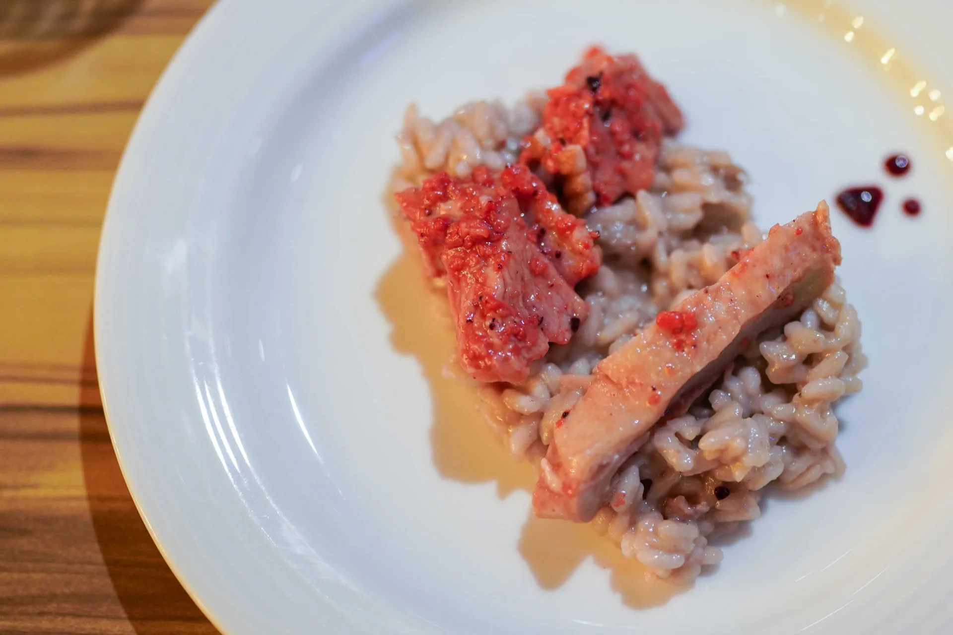 紅酒燉飯佐糟嫲鴨(Risotto Lambrusco con L’Anatra al Fermentato di Riso Roso)。李台源攝