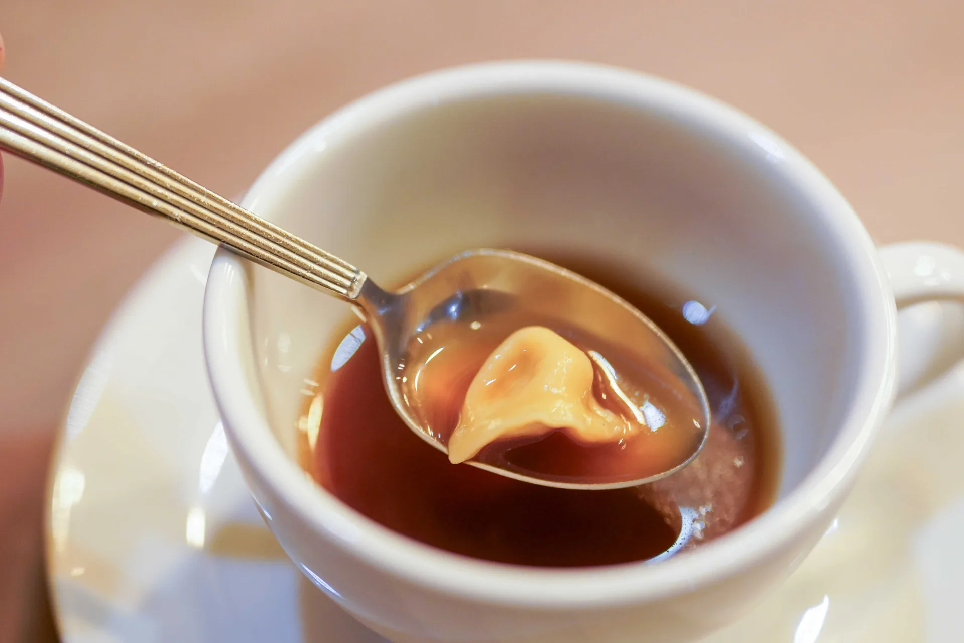 閹雞小帽子餃在老菜脯清湯裡 (Cappelletti in Brodo di Rapa Secca Stravecchia)。李台源攝