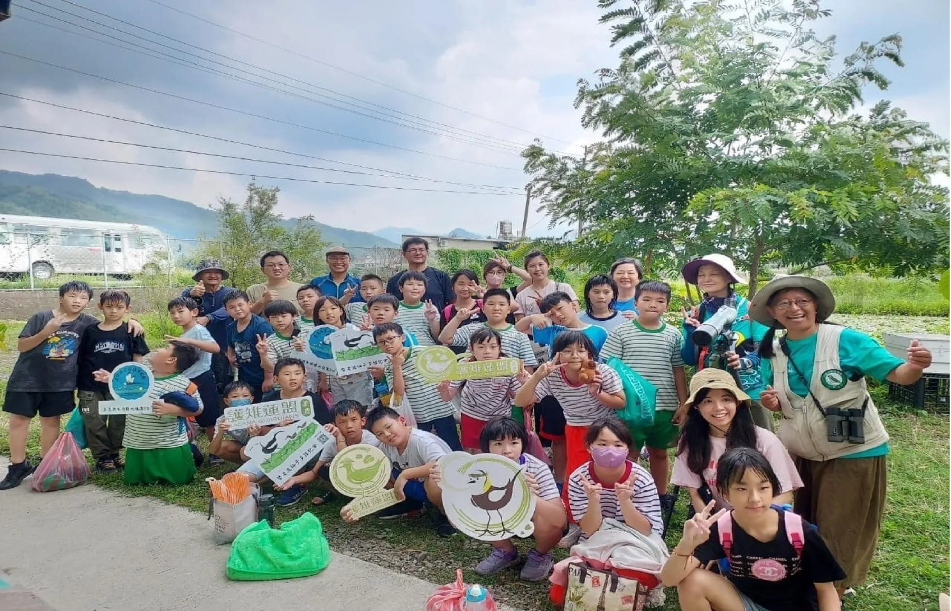 農民組成的水雉巡守隊。美濃湖水雉復育工作站提供