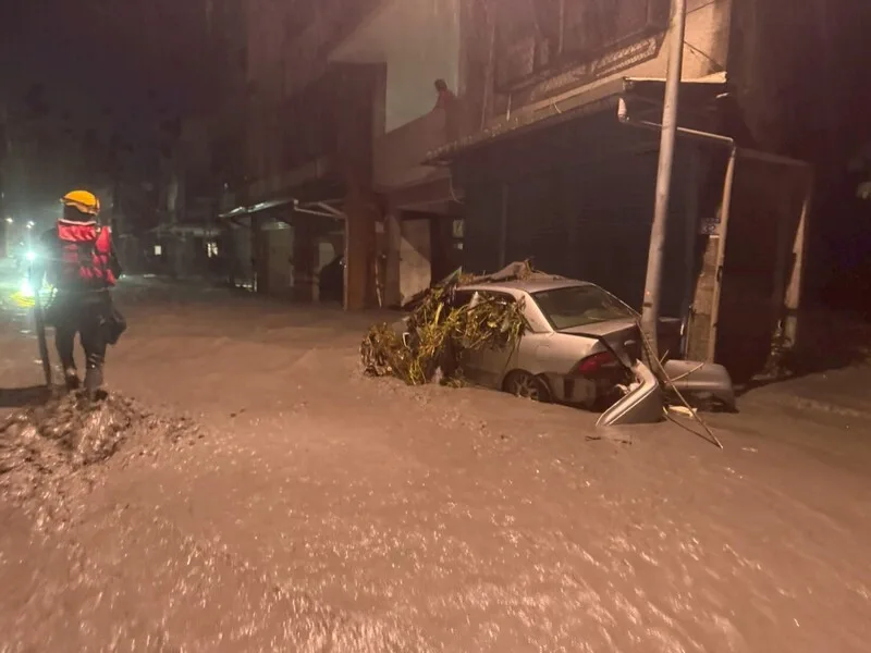 花蓮馬太鞍溪堰塞湖溢流，洪水沖斷橋梁，光復鄉部分地區淹水災情嚴重，台東縣消防局支援搶救，大水消退後泥濘難行，人員徒步漏夜搜救。東縣消防局提供