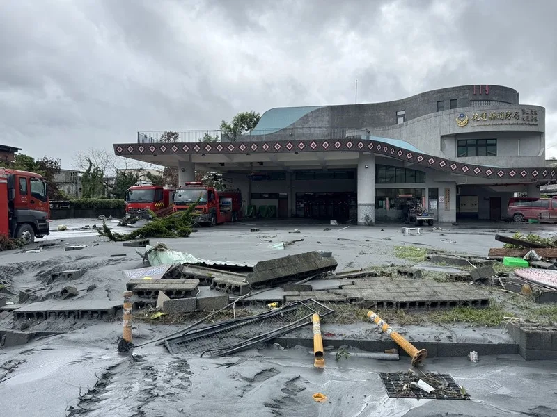 花蓮縣馬太鞍溪堰塞湖23日溢流，花蓮縣消防局第二大隊暨光復消防分隊前堆積淤泥與雜物，一片狼藉。中央社
