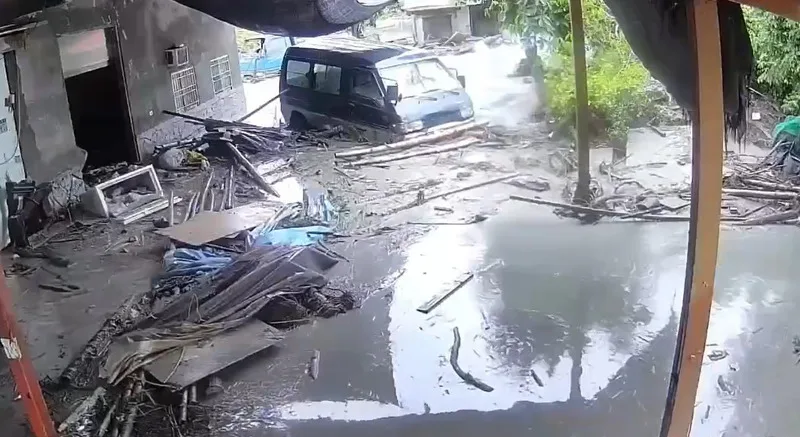 花蓮縣馬太鞍溪堰塞湖23日下午溢流,大水沖入鄰近鄉鎮,許多家戶受損、車輛遭急流沖走。世界展望會提供