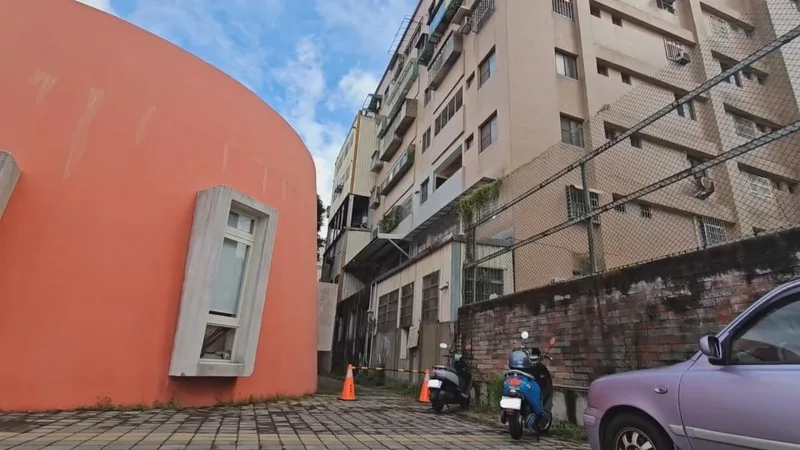 苗栗縣頭份國小附設幼兒園機車停放區，23日竟有1把菜刀從天而降，險砸中1名實習教師。警方調查是社區公寓住戶疑似不慎掉落，縣府教育處將評估加裝防護圍網。
