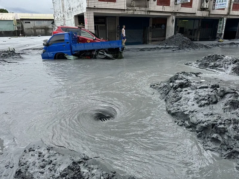 花蓮縣馬太鞍溪堰塞湖23日溢流,大水沖進鄰近鄉鎮,24日光復鄉敦厚路持續有淤泥與泥水,災民無奈,不知從何清理。中央社