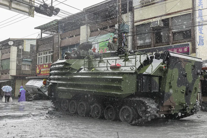 花蓮馬太鞍溪堰塞湖23日下午溢流造成光復鄉淹水災情，圖為24日光復鄉現場雨勢不斷，國軍動員前往救災。中央社